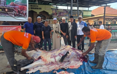BKM Al Munawwaroh Bagikan 800 Bungkus Daging Kurban kepada Warga