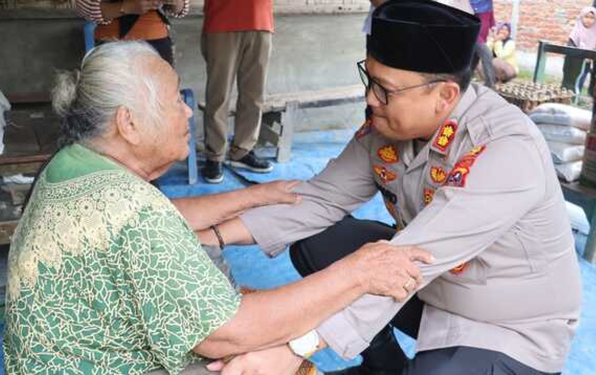 Humanisme Polri Hadir di Tengah Masyarakat, Kapolres Langkat Kunjungi dan Berikan Bantuan Kepada Lansia di Secanggang