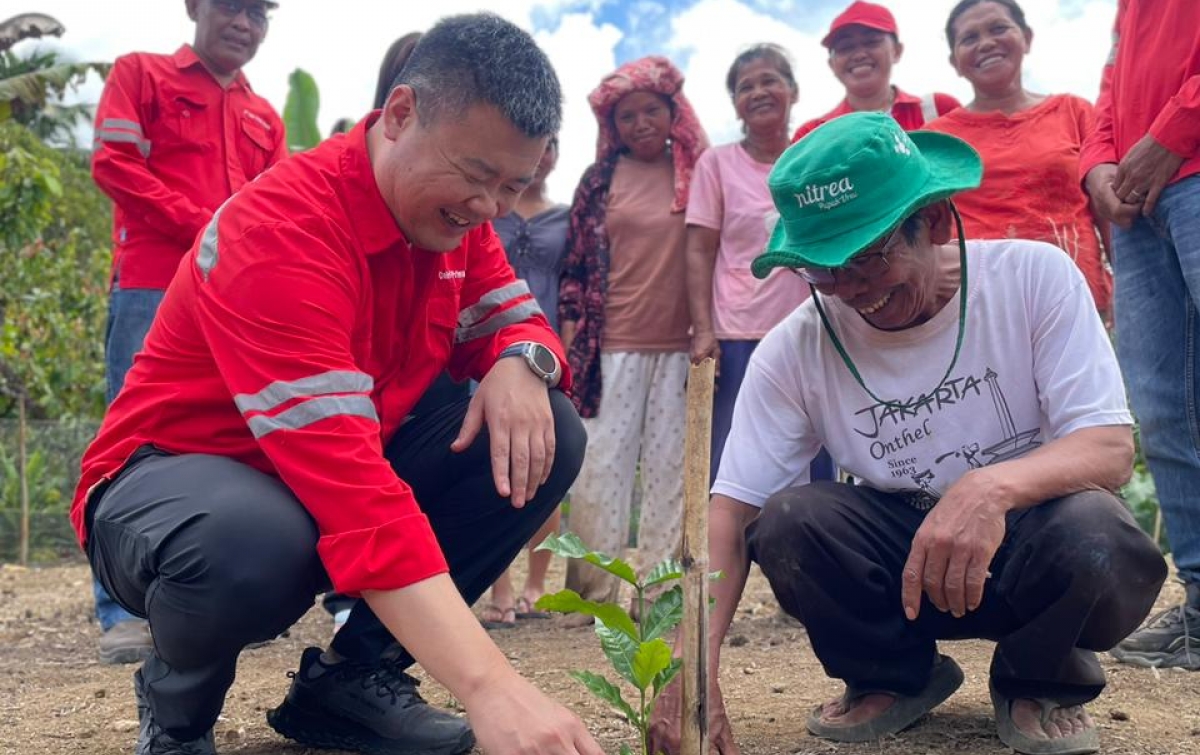 Sambut World Environment Day, PT DPM Serahkan Bibit Kopi dan Kemiri pada Petani