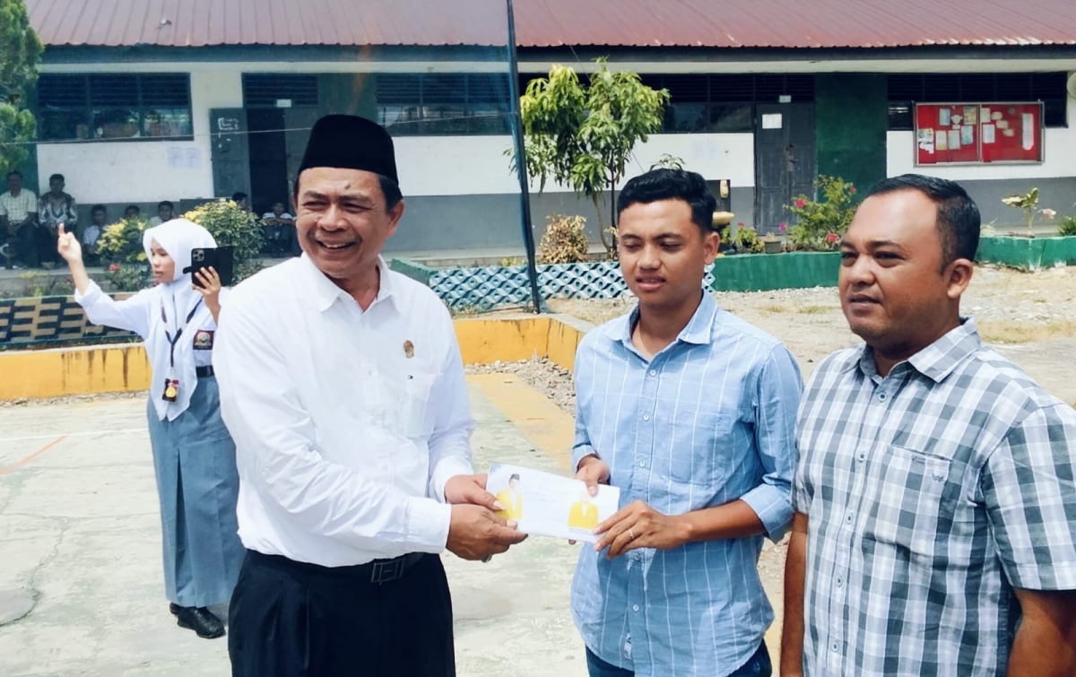 Aswin Parinduri Tunaikan Janji, Bantu UKT 26 Siswa SMAN 1 Kotanopan yang Lulus PTN