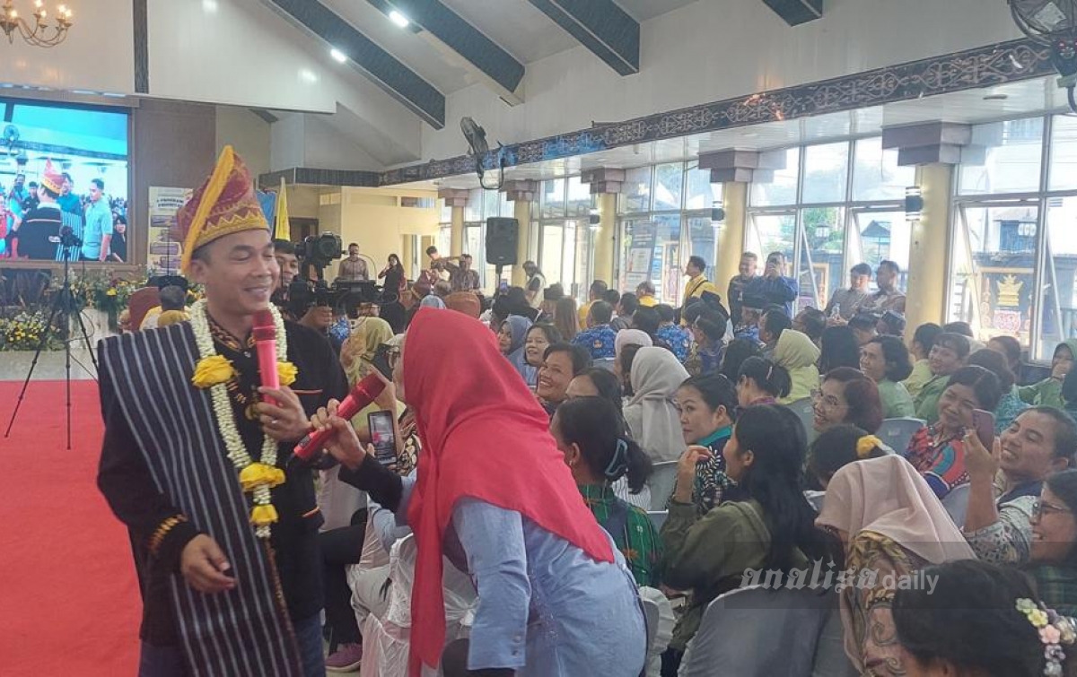 Mendukbangga Bagi-Bagi Bonus di Sidikalang, Ingatkan Usia Nikah Cegah Stunting