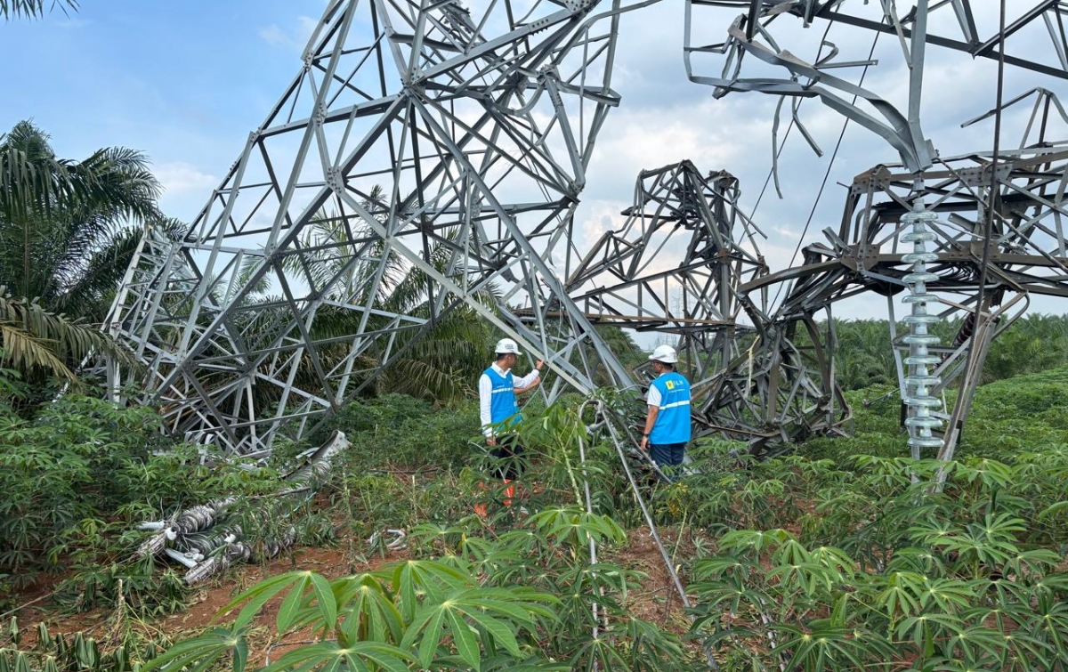Cuaca Ekstrem Robohkan 9 Tower Transmisi, PLN Terbangkan Tower Darurat Pakai Hercules ke Sumut