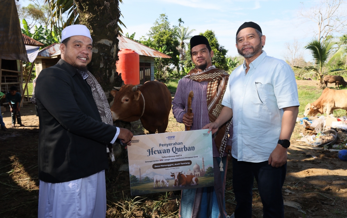 Bersama Ponpes Fajrussalam, Telkom Serahkan Hewan Kurban ke Masyarakat Aceh Tamiang