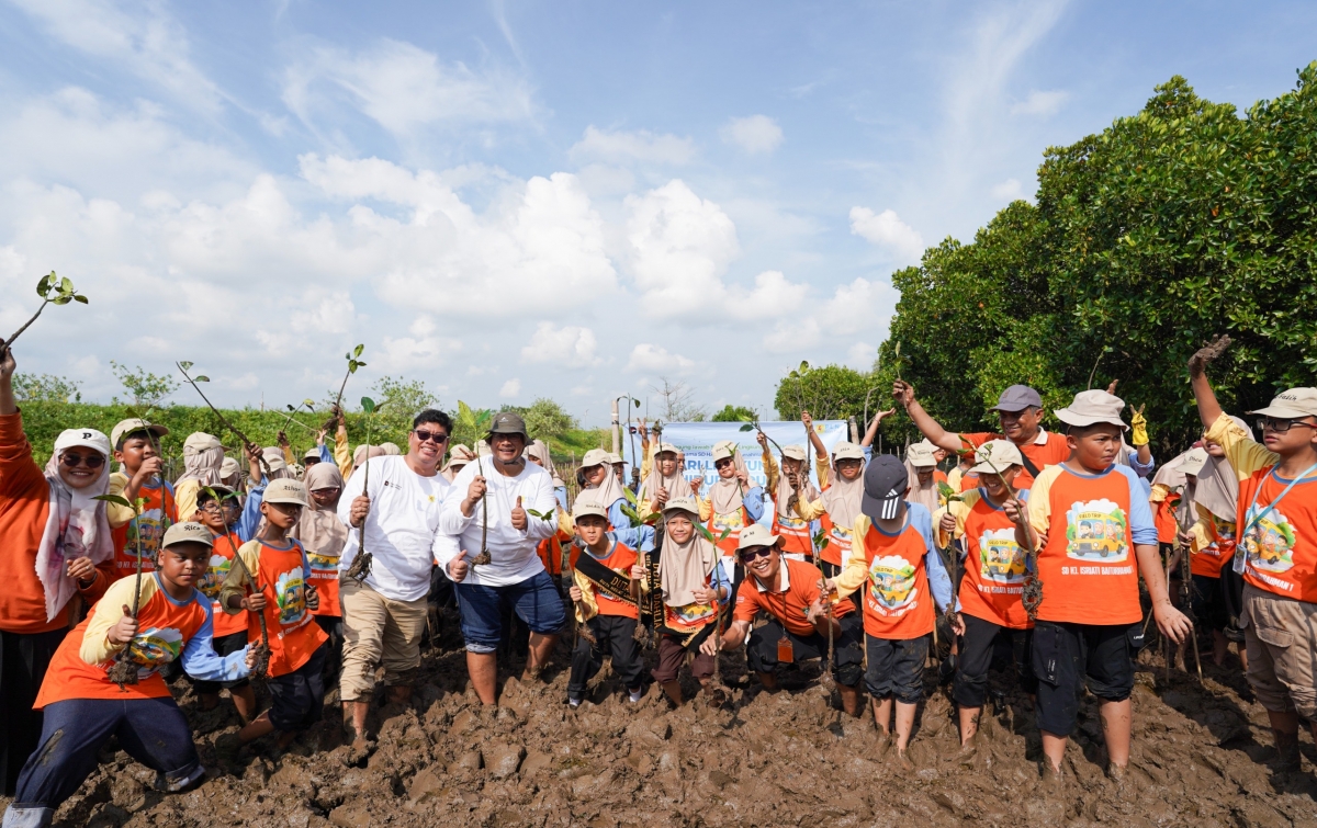 PLN Icon Plus Kenalkan Pelestarian Pesisir kepada Generasi Muda melalui Penanaman Mangrove