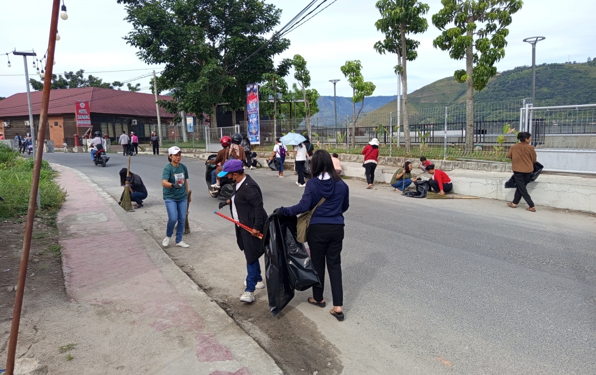 Bumdesma Marsada Tahi Bersama Stakeholder Gelar Aksi Bersih-bersih Massal di Pangururan Dukung Trail of The Kings