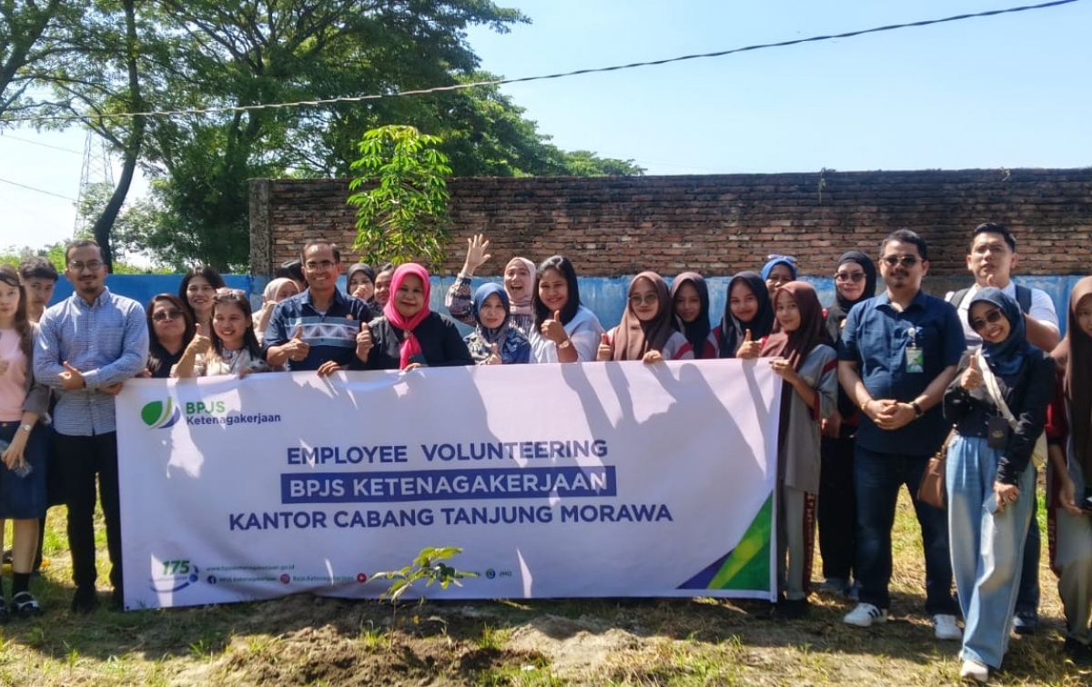 Dukung Pelestarian Lingkungan, BPJAMSOSTEK Tanjung Morawa Gelar Aksi 'Go Green' di SMK N 1