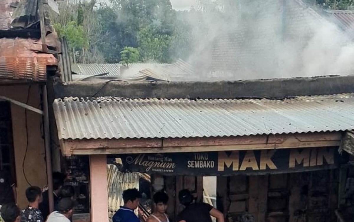 Toko Sembako Hangus Terbakar di Sumbul Saat Pemilik ke Gereja
