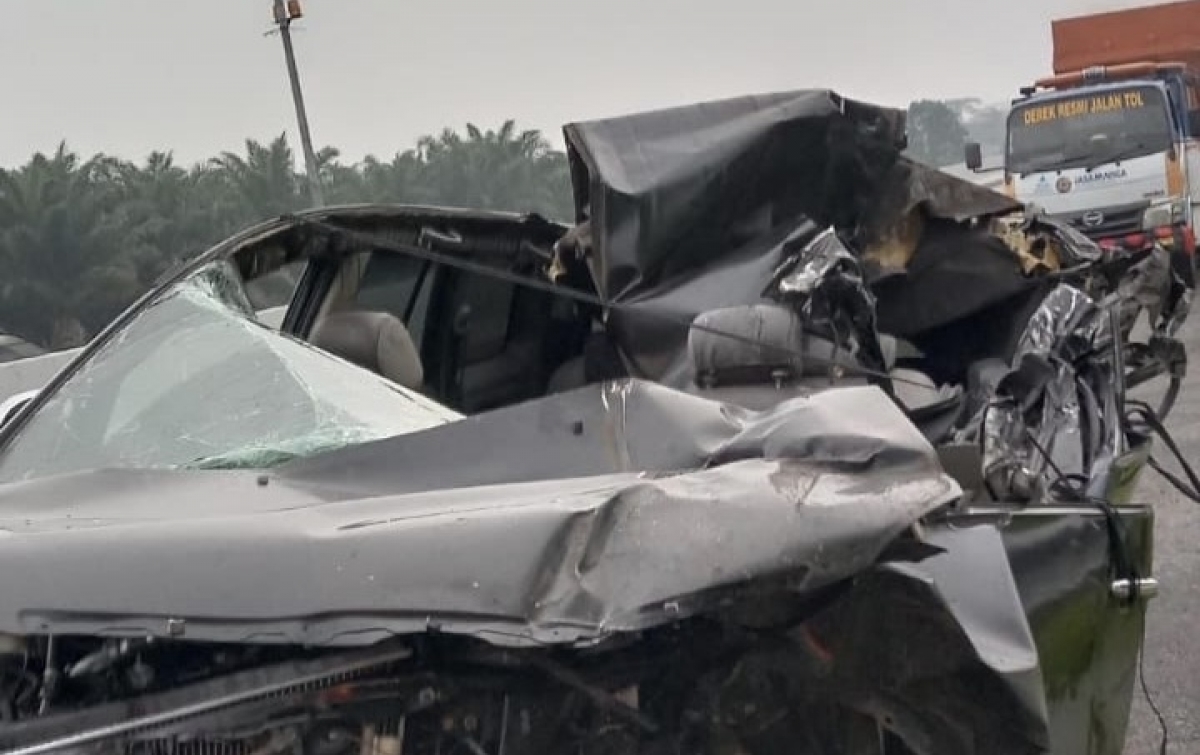 Innova Seruduk Pantat Truk di Tol Medan-Tebing Tinggi, 6 Orang Dilarikan ke Rumah Sakit