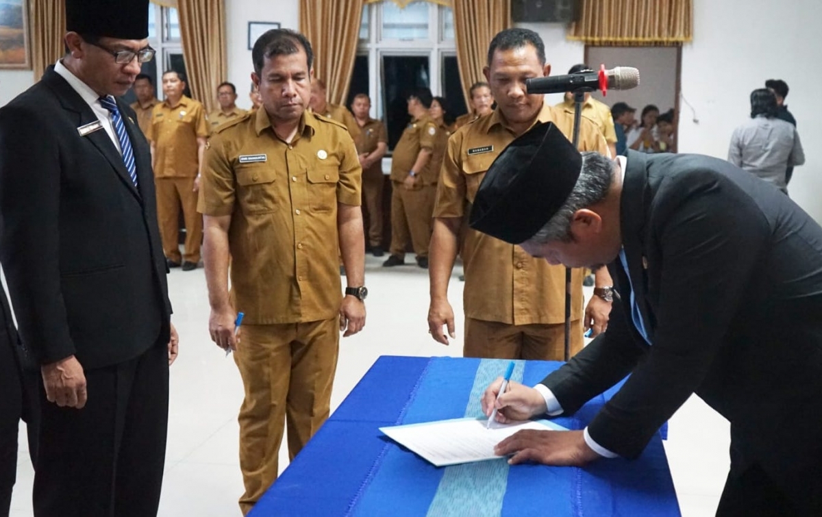 Wabub Taput Lantik 17 Pejabat Eselon III
