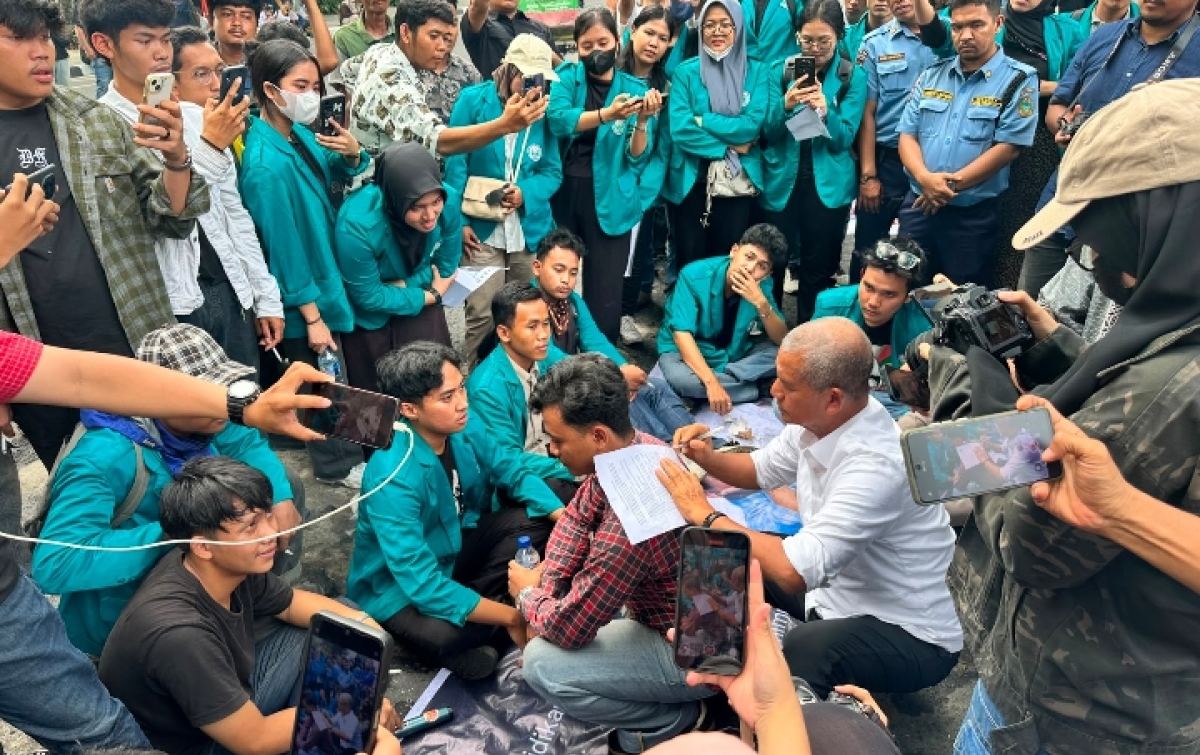 DPRDSU Digoyang Demo, Mahasiswa Unimed Desak DPRD Sumut Lebih Transparan Tindaklanjuti Aspirasi Rakyat