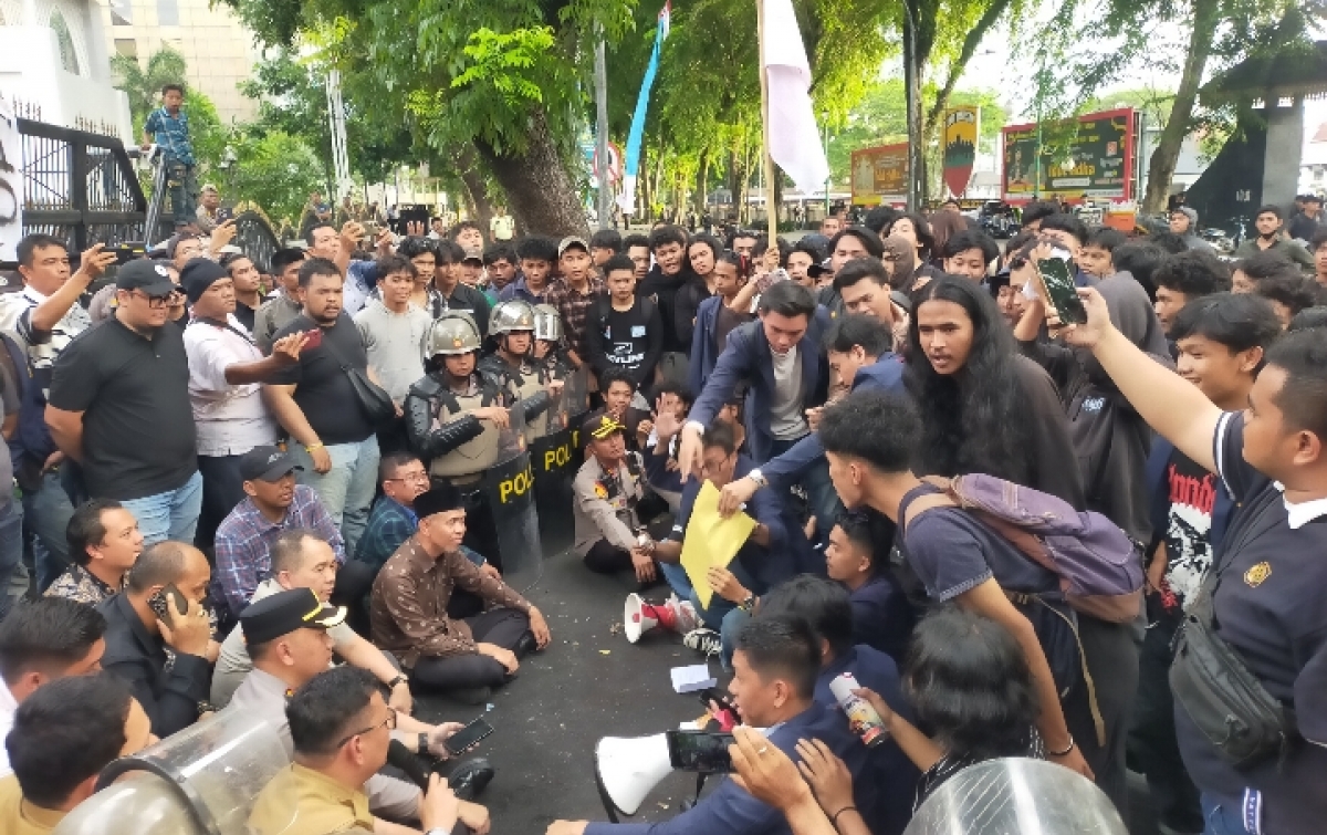 Persoalkan MBG, Aksi Mahasiswa Nomensen Ngotot Jumpa Ketua DPRD Sumut