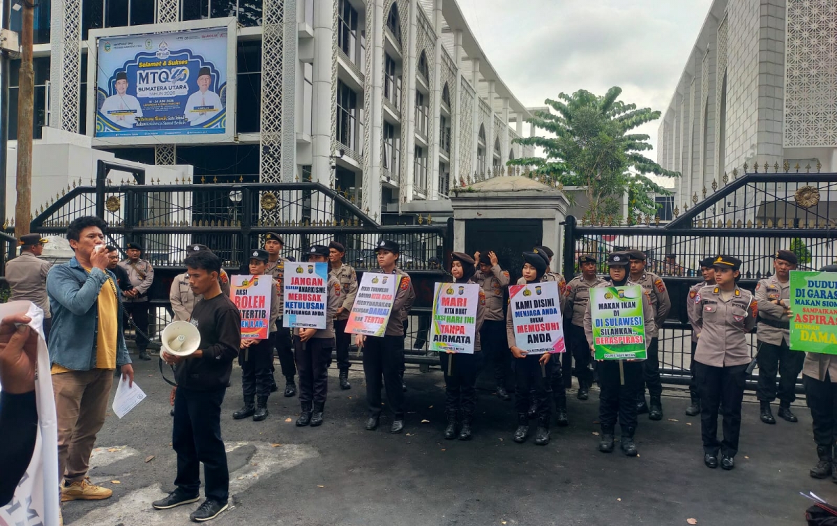 Sejumlah Massa Persoalkan Anggaran DPRD Sumut