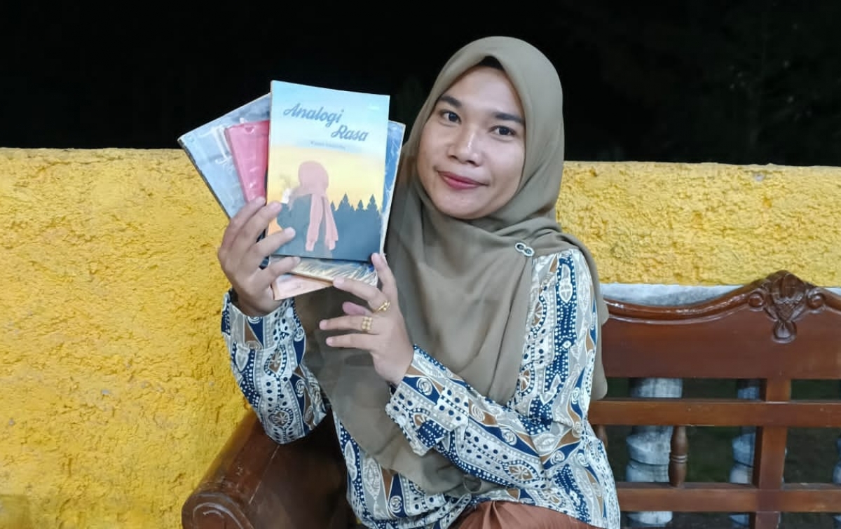 Dari Pantai Barat Madina, Risna Yanti Merawat Mimpi Lewat Sastra