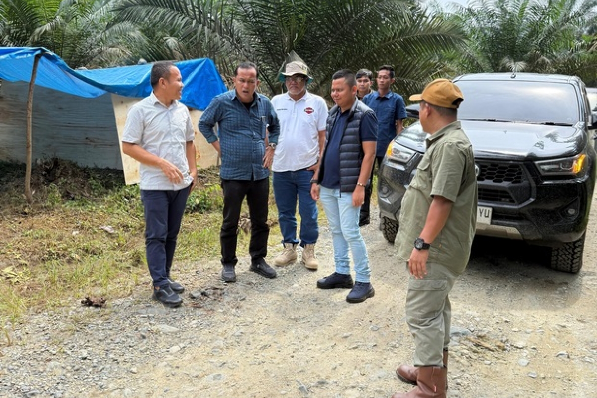 Menyusul Keluhan Masyarakat, Ketua DPRD Labura Tinjau Jalan Rusak ke Dusun Masehi