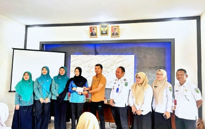 Azkiya, Atlet Renang Muda Peraih Puluhan Medali Emas Terima Penghargaan dari Kades Pudun Jae