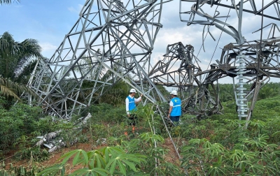 Cuaca Ekstrem Robohkan 9 Tower Transmisi, PLN Terbangkan Tower Darurat Pakai Hercules ke Sumut