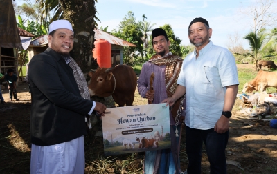 Bersama Ponpes Fajrussalam, Telkom Serahkan Hewan Kurban ke Masyarakat Aceh Tamiang