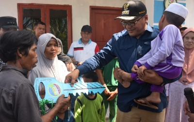 Bedah Rumah Warga Selesai, Bupati Deli Serdang Serahkan Kunci dan Sertifikat Tanah