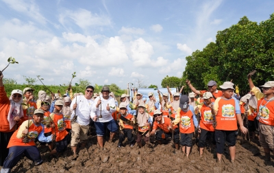 PLN Icon Plus Kenalkan Pelestarian Pesisir kepada Generasi Muda melalui Penanaman Mangrove