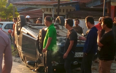 Mobil Sigra Terjungkal Setelah Hantam Nissan di Sumbul Dairi