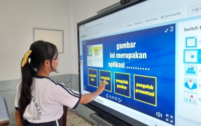 Guru Muda Pematangsiantar Ini Buktikan Informatika Bisa Diajarkan Tanpa Laptop