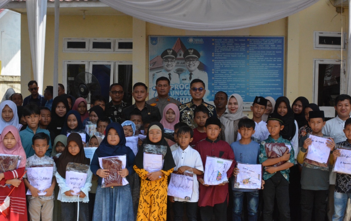 284 Yatim Piatu Dapat Seragam Sekolah Gratis
