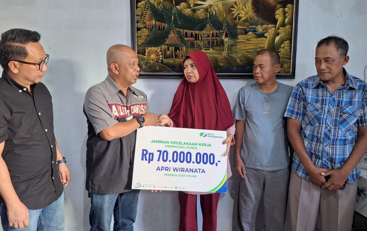 BPJS Ketenagakerjaan Medan Kota Serahkan Hak Santunan Driver Ojol yang Wafat Saat Bertugas