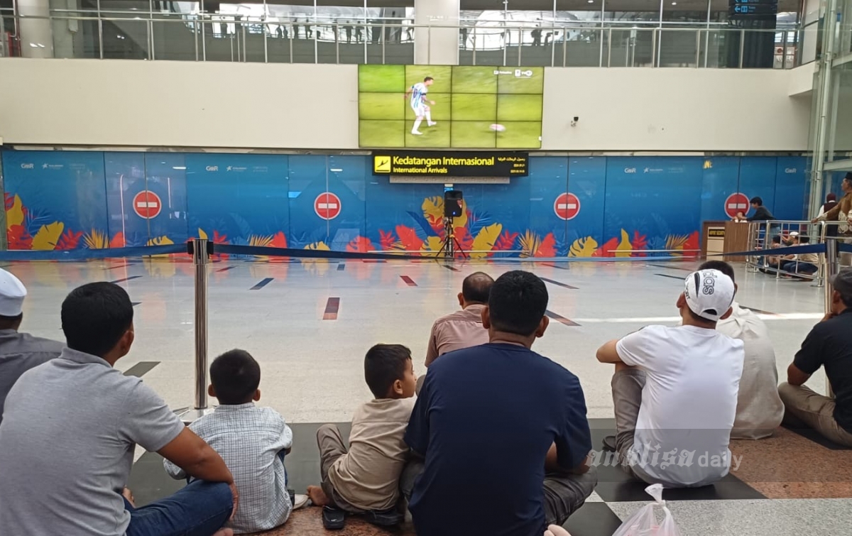 Seru! Angkasa Pura Aviasi Gelar Nobar Piala Dunia 2026 di Area Kedatangan Internasional Bandara Kualanamu