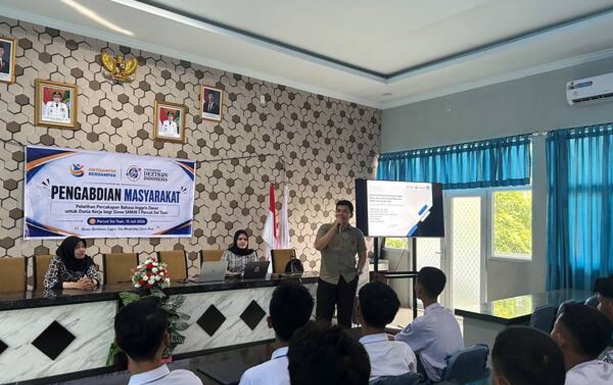 Dosen Sastra Inggris UDI Latih Percakapan Bahas Inggris Dasar Dunia Kerja di SMKN 1 Percut Sei Tuan