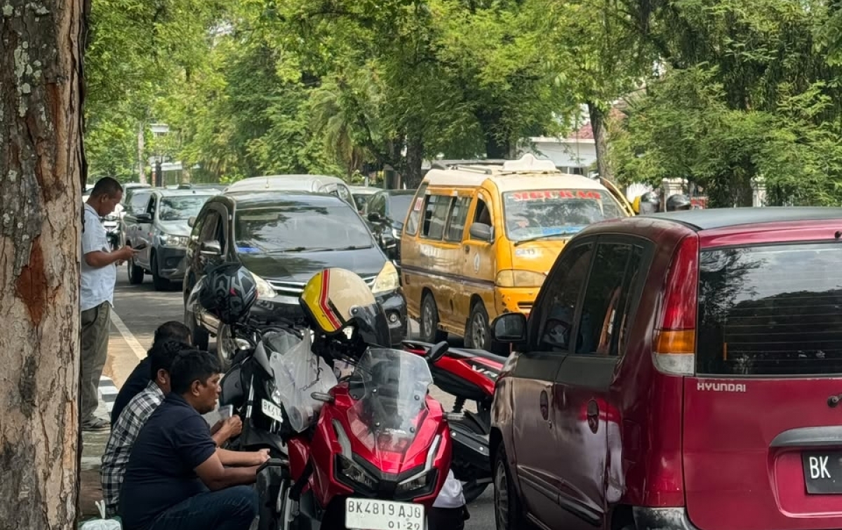 Pengguna Jalan Keluhkan Aksi Unras Ilegal Yang Dipimpin Istri DPO LS, Sebabkan Kemacetan Hampir 1 Km