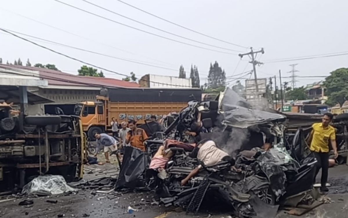 Horor di Jalur Medan-Berastagi: 7 Kendaraan Ringsek Terlibat Tabrakan Beruntun di Sibolangit