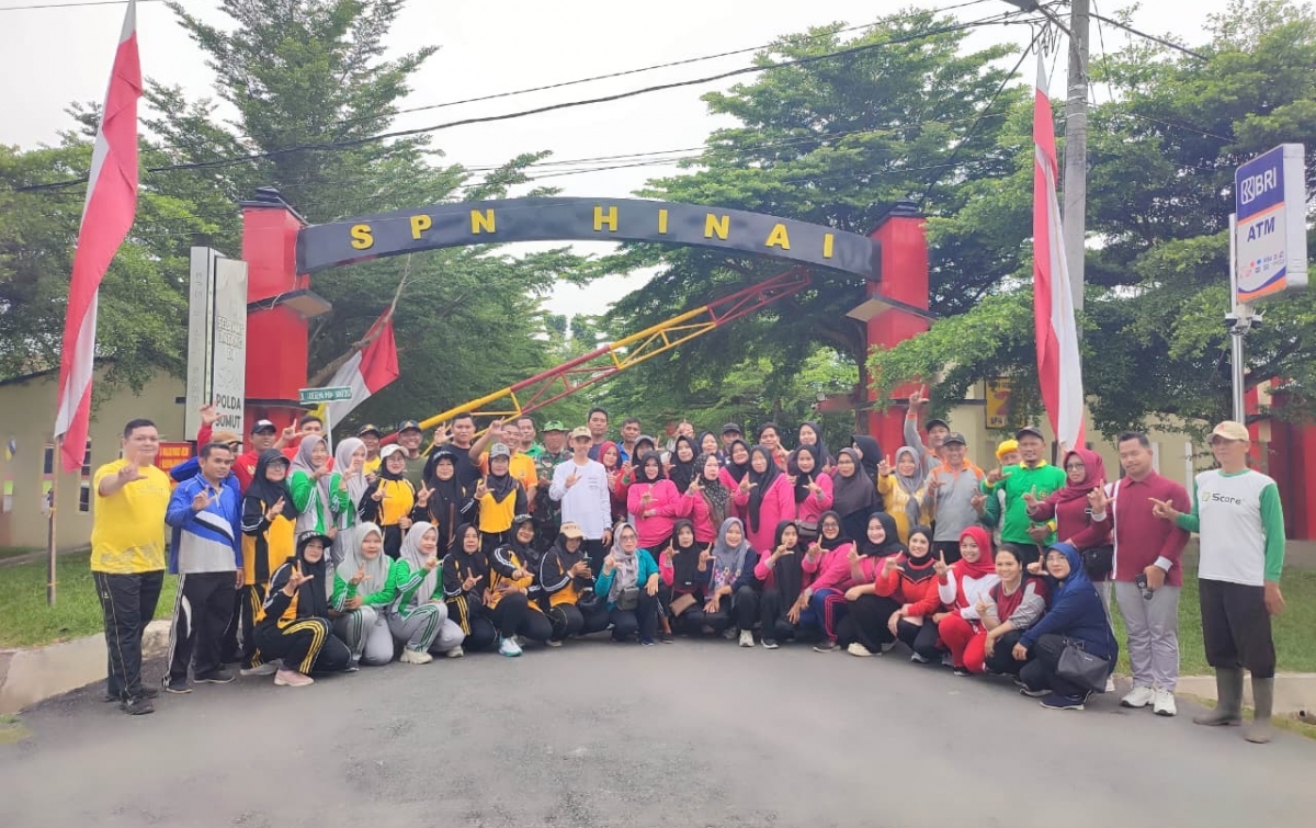 Gotong Royong Jumat Bersih, Forkopimcam Hinai Antusias Sambut Kedatangan Siswa SPN Polda Sumut