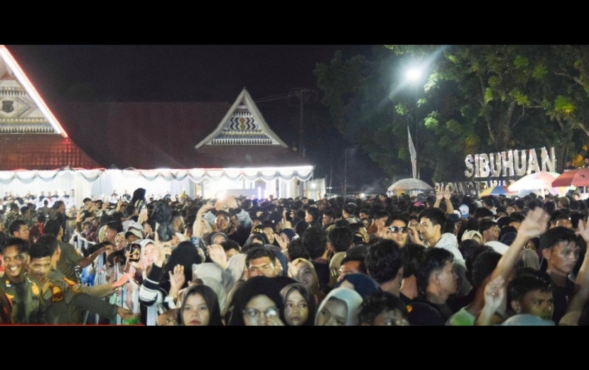 Tampil di Lapangan Merdeka Sibuhuan, Jen Manurung Pukau Warga Palas