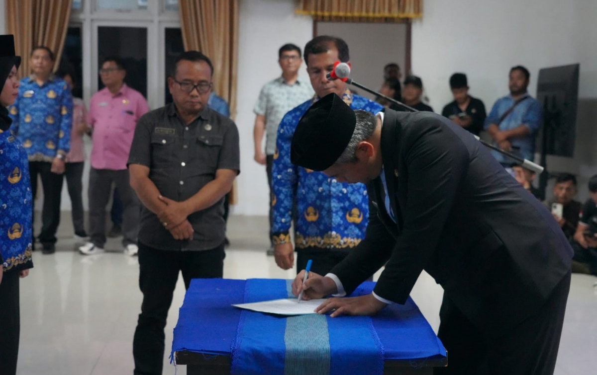 Lantik 77 Pejabat Eselon III dan IV, Wabub Taput: Tunjukkan Performamu