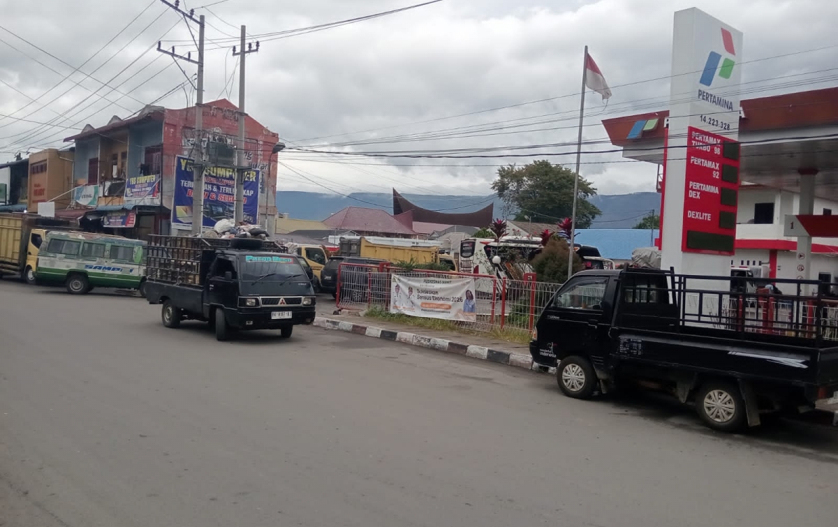BBM Langka di Samosir, Distribusi Terlambat Jadi Penyebab Antrean di SPBU