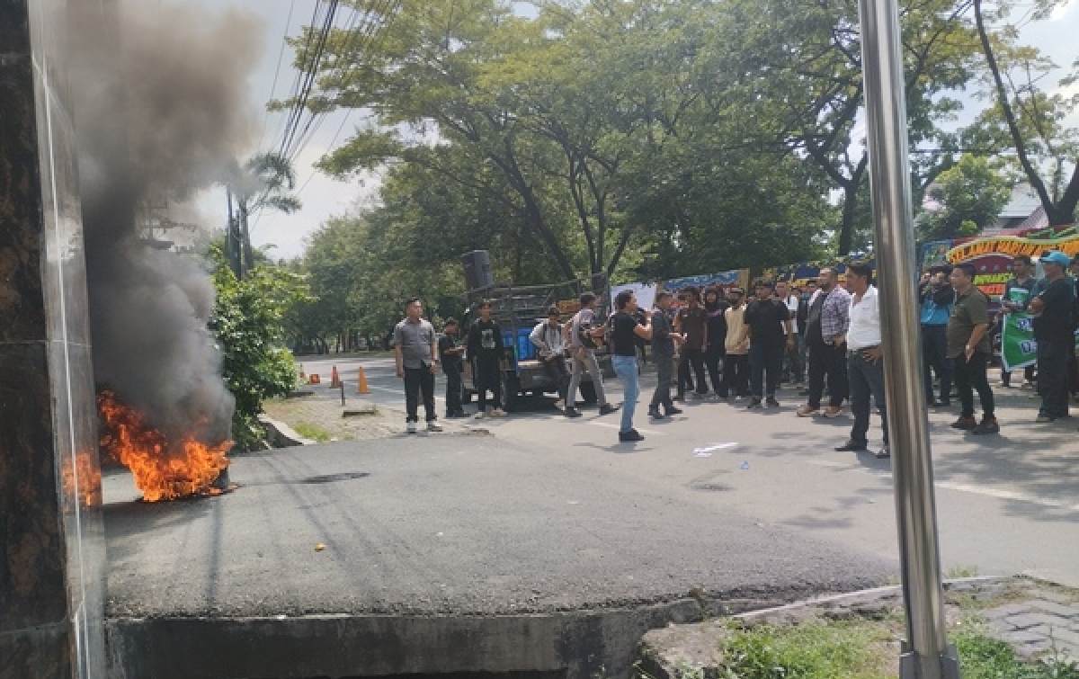 Diwarnai Aksi Bakar Ban, AMPH Sumut Desak Kejagung Penjarakan Mantan Jampidsus