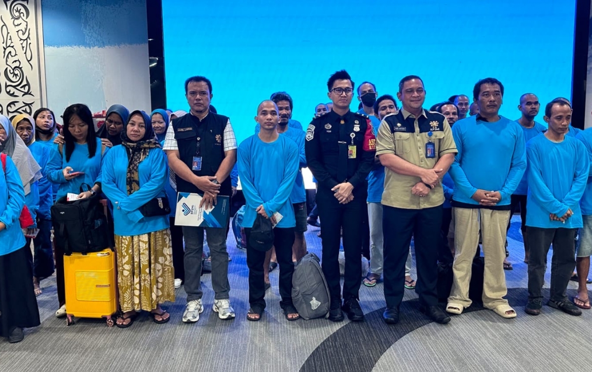 Pulang dengan AirAsia, 82 WNI Pekerja Nonprosedural Dideportasi dari Malaysia Tiba di Kualanamu