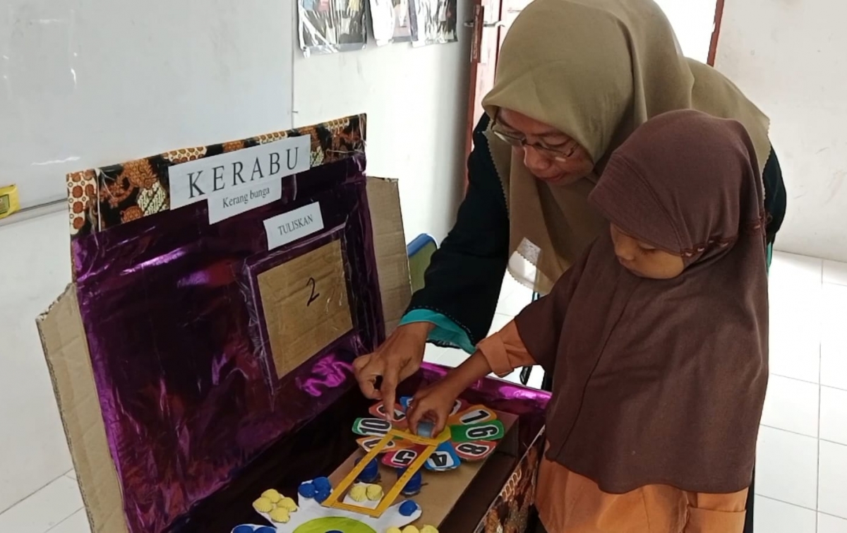 Ciptakan Media Kerabu dari Kulit Kerang Siswa Pesisir Lebih Mudah Mengenal Angka