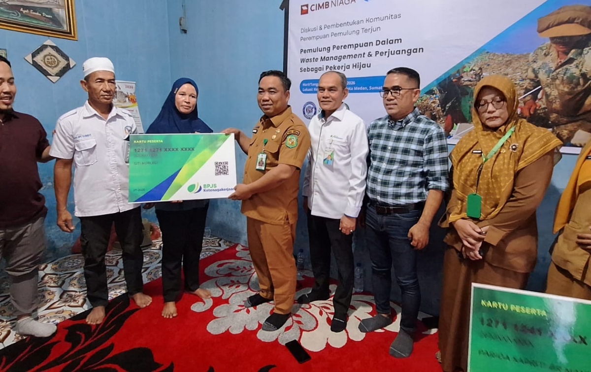 Tekan Risiko Kerja Sektor Informal, Komunitas Perempuan Pemulung TPA Terjun Terima Kartu BPJS Ketenagakerjaan
