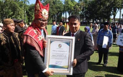Bhayangkara Dan Deliserdang Kompak Peringati HUT Ke- 80  Bupati Hadiahkan Fery Kusnadi Penghargaan