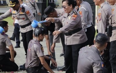 Naik Pangkat, 27 Personel Polres Sergai Diguyur Air Kembang dan Diingatkan Tanggung Jawab