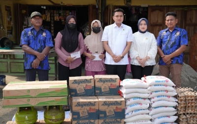 Dua Rumah Warga Hinai Terbakar, Ricky Anthony Hadir Beri Bantuan