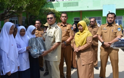 Perdana Sekolah, Jeffry Sentana Bagikan 20.963 Seragam Sekolah Gratis