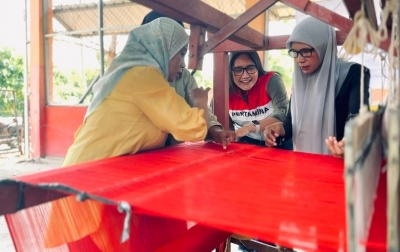 Merajut Kembali Mimpi yang Hanyut: Kisah Pengrajin Tenun Srikandi Serumpun Bangkit Bersama PHR