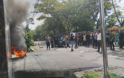 Diwarnai Aksi Bakar Ban, AMPH Sumut Desak Kejagung Penjarakan Mantan Jampidsus