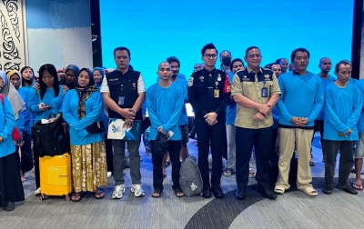Pulang dengan AirAsia, 82 WNI Pekerja Nonprosedural Dideportasi dari Malaysia Tiba di Kualanamu