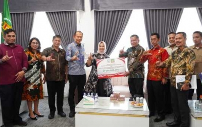 Plt  Bupati Menerima Bantuan Rp290 Juta Dari Pemkab dan Masyarakat Morowali