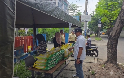 Bulog Sumut Kembali Jual Beras SPHP di Depan Gudang