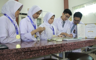 Guru dan Siswa YPSA Medan Ciptakan Bioplastik Sanseplast,  Raih Medali Emas di Japan Idea Invention Expo