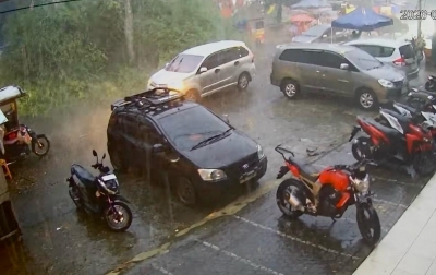 Detik-Detik Mencekam di Taman Balita Binjai: Pohon Raksasa Roboh Timpa Lapak Pedagang